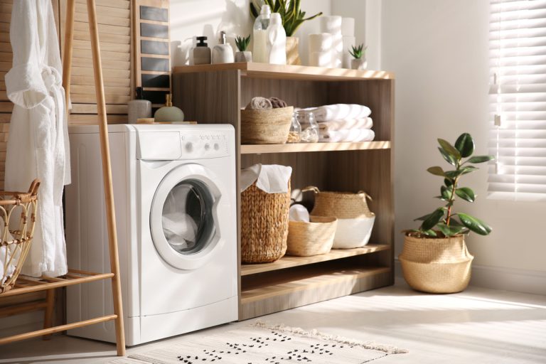 Modern,Washing,Machine,And,Shelving,Unit,In,Laundry,Room,Interior