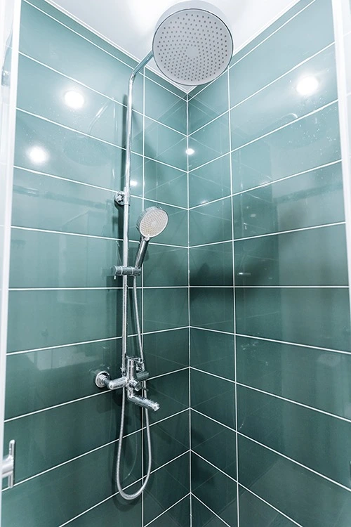 Photo d'une cabine de douche propre et sans trace de calcaire