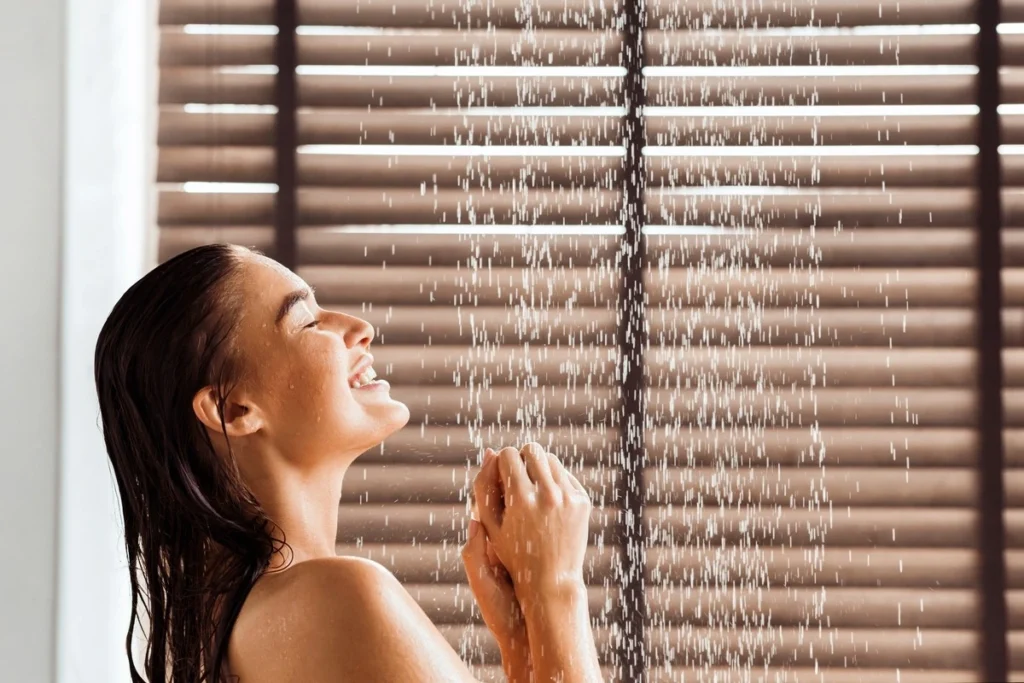 Femme profitant d'une eau de meilleure qualité sous la douche