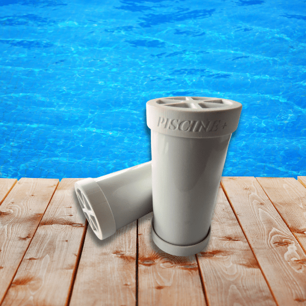 Photo d'une paire de Porcelaines piscine LM Innovation au bord d'une piscine