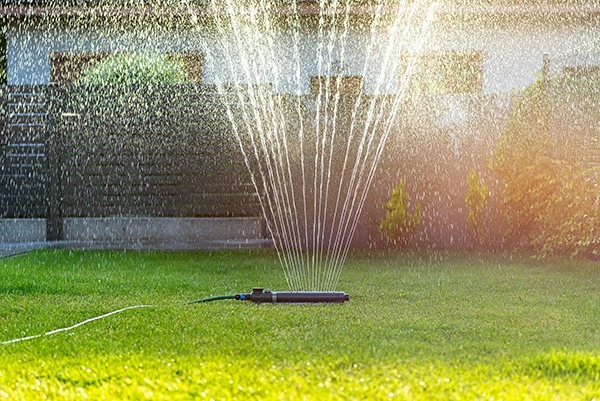Photo d'un système d'arrosage automatique dans un jardin