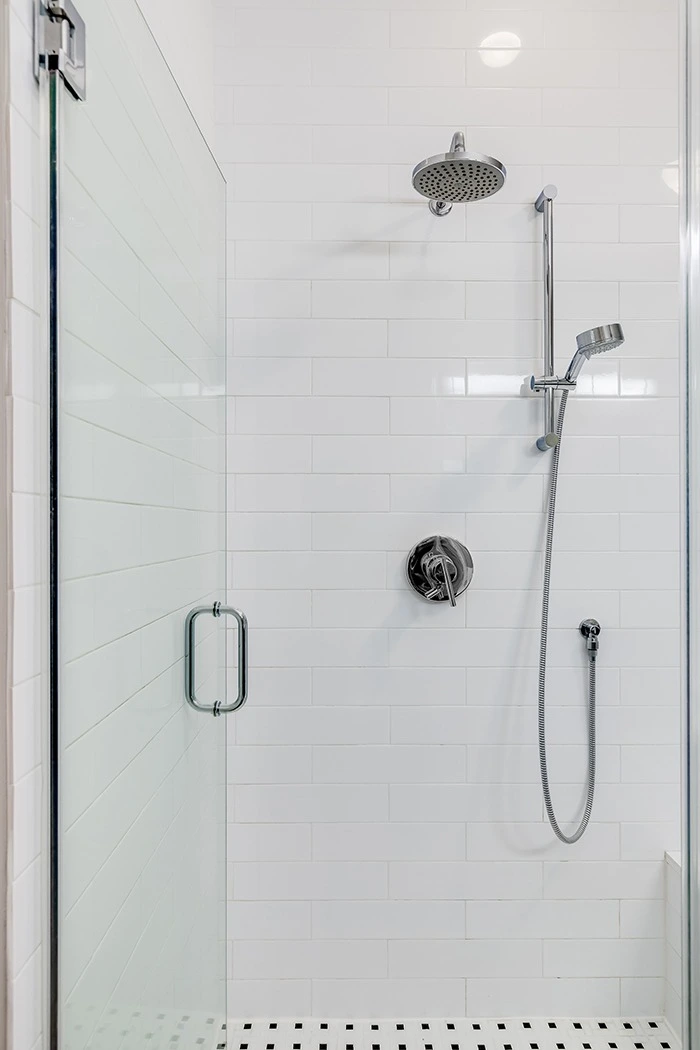photo d'une cabine de douche sans calcaire