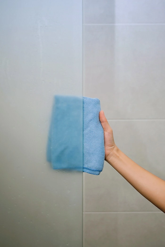 Photo du nettoyage d'une paroi de douche