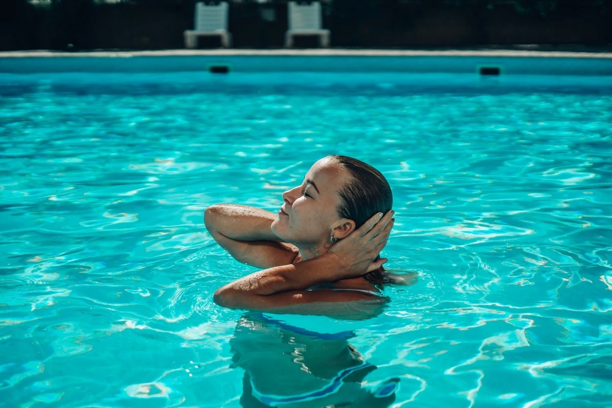 Femme nageant dans une piscine